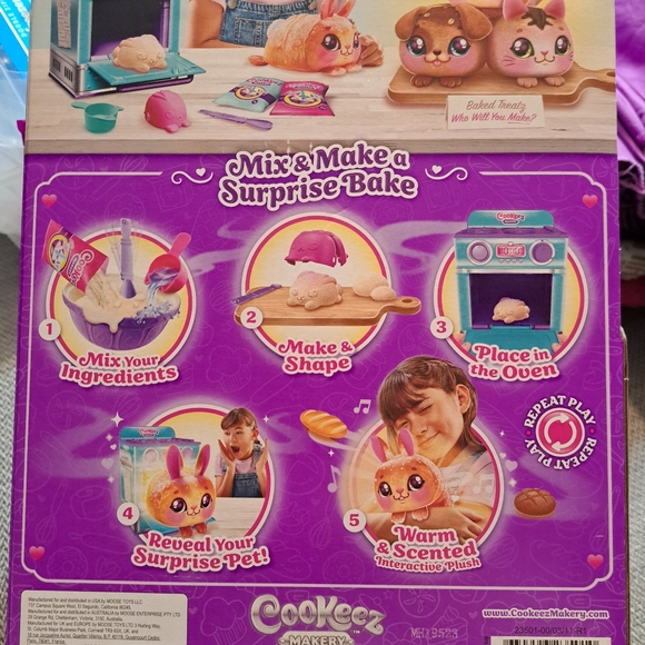 Cookeez Makery Baked Treatz Blue- Hard to Find Oven, Scented, Interactive NEW - Picture 5 of 5